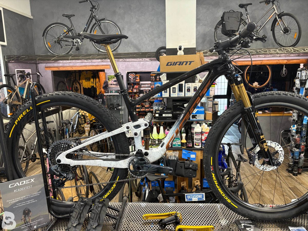 Giant ANTHEM ADV.PRO 2025 TG.M "NUOVA" 2025