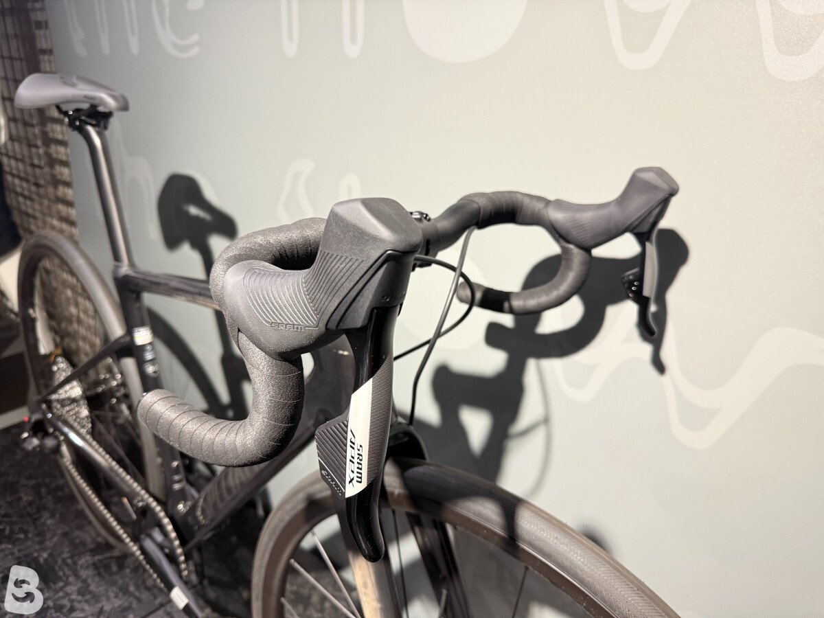 Specialized Roubaix SL8 Sport APEX 2025