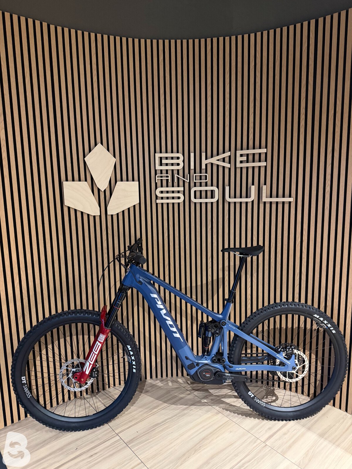 Pivot Shuttle AM Pro XO 2026