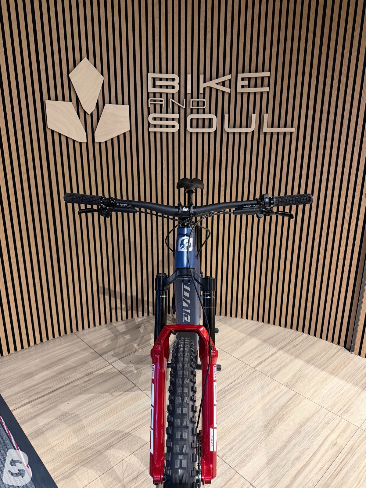 Pivot Shuttle AM Pro XO 2026