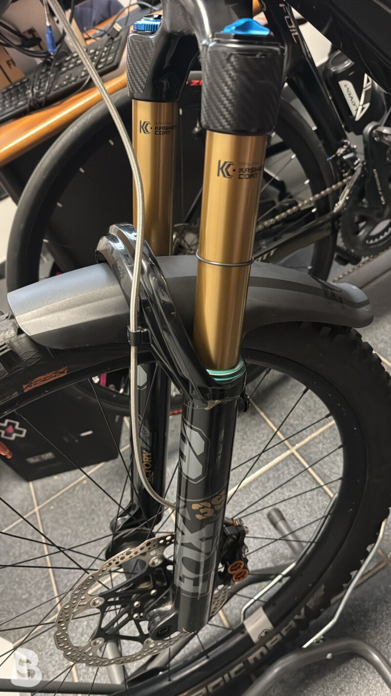 UNNO Mith Factory Carbon 2023