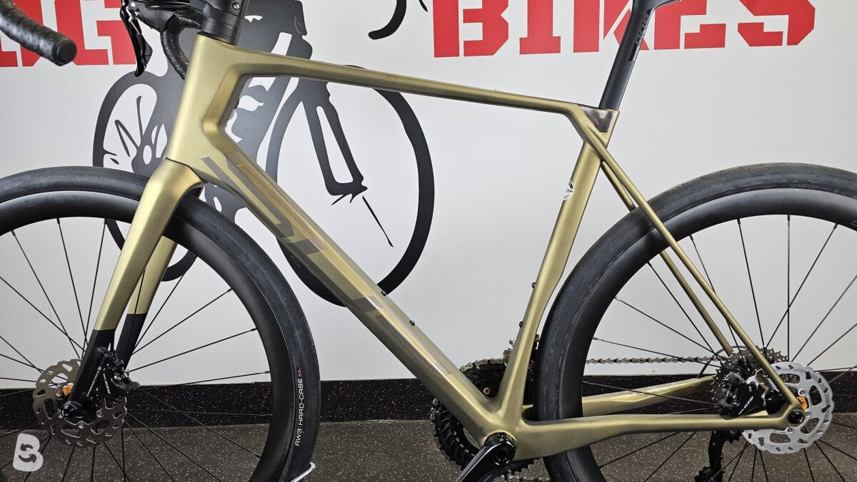 Superior x-road team elite se disc + carbon wheels 2024