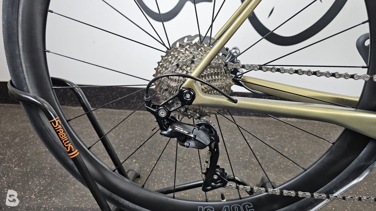 Superior x-road team elite se disc + carbon wheels 2024
