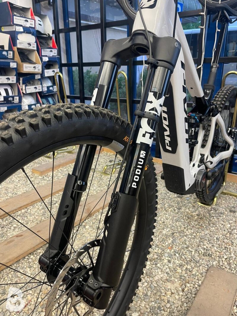 Pivot SHUTTLE LT PRO BOSCH CX-R 800wh 2026