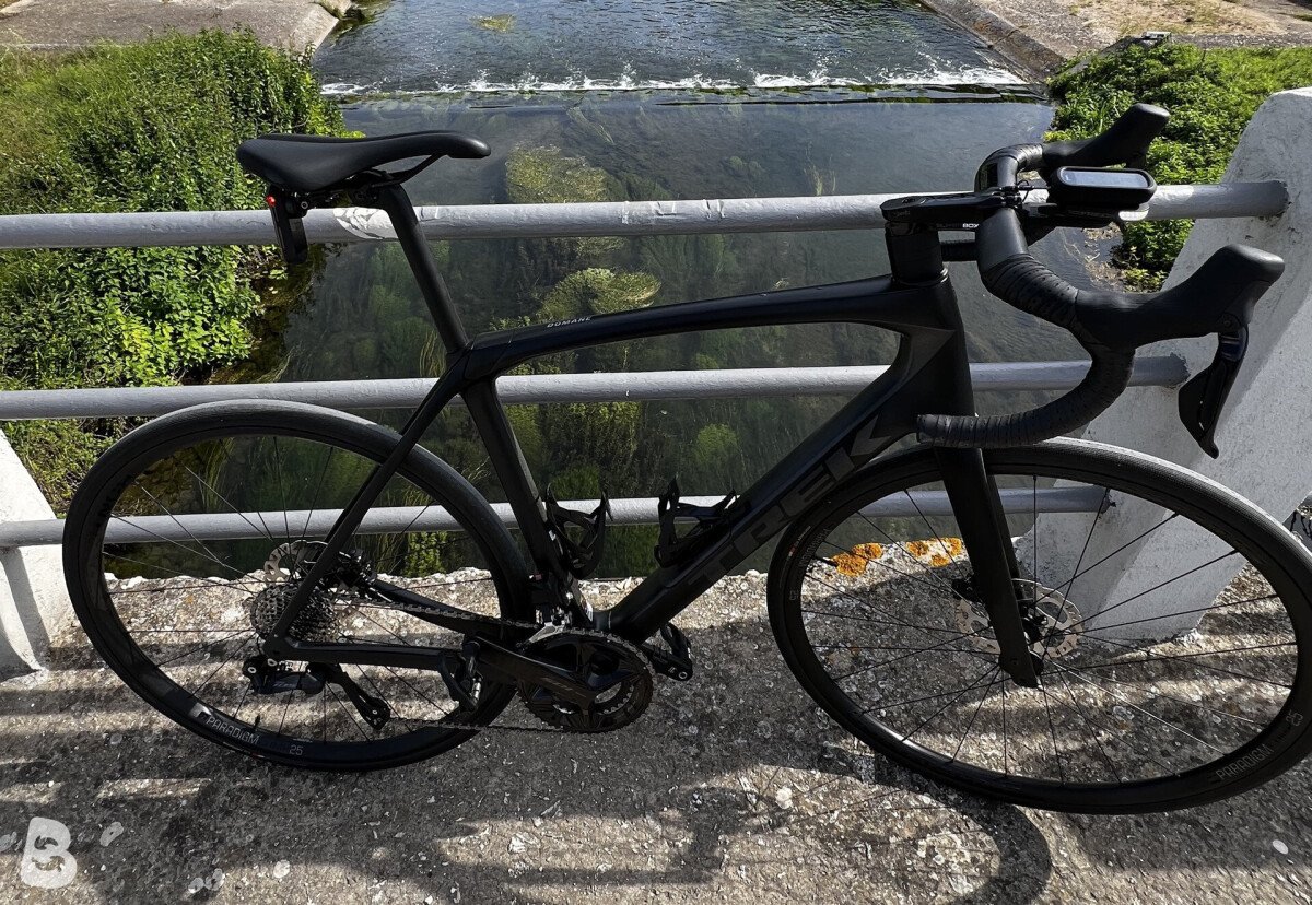 Trek Domane SL6 Gen 4 – Shimano 105 Di2 – cockpit Deda carbonio integrato 2023