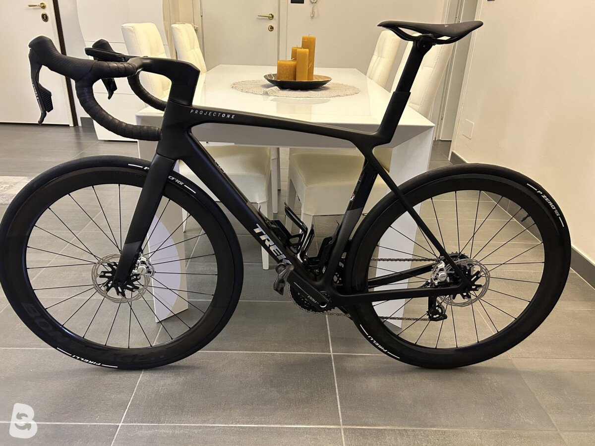 Trek Madone 8 2025