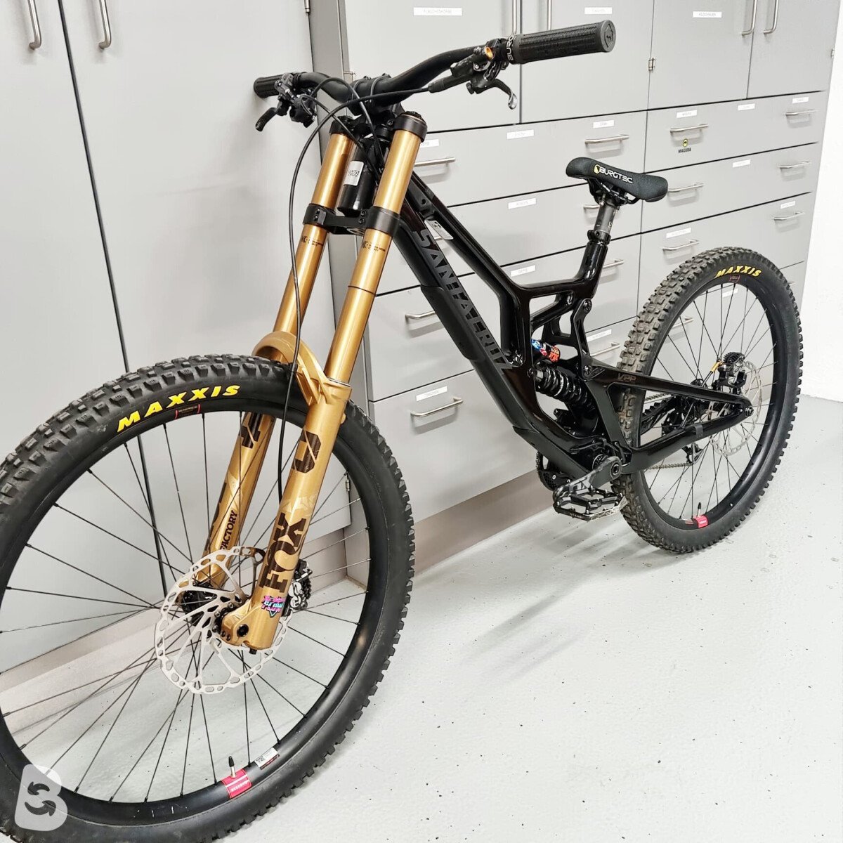 Santa Cruz V10 DH X01 / Carbon CC 2024