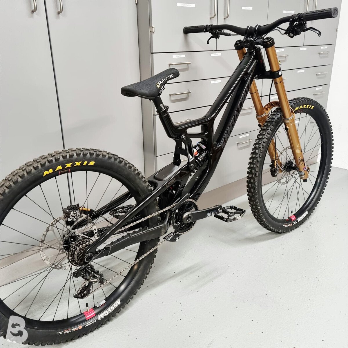 Santa Cruz V10 DH X01 / Carbon CC 2024