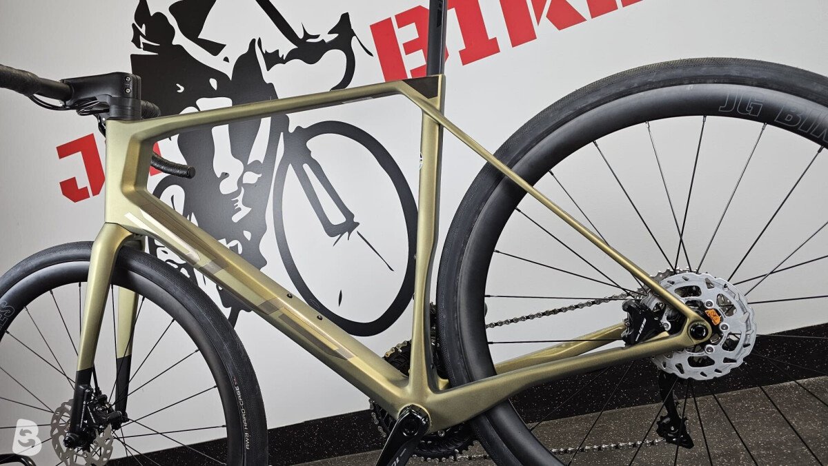 Superior x-road team elite se disc + carbon wheels 2024
