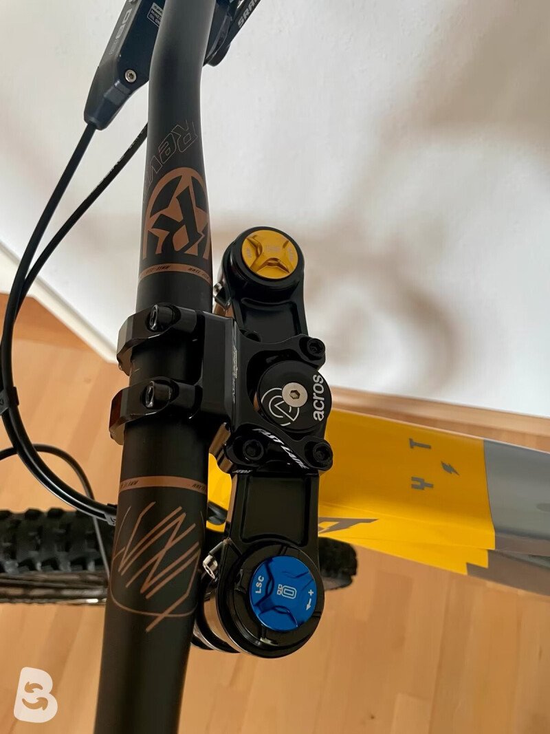 YT Industries Tues Uncaged 11 Custom Carbon LR