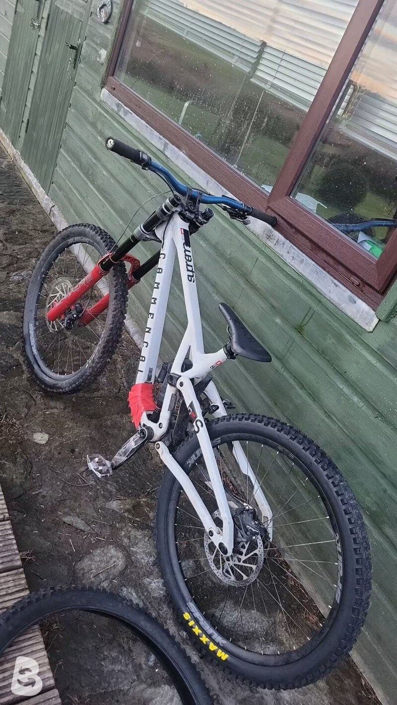 Commencal supreme v5 xs 2025