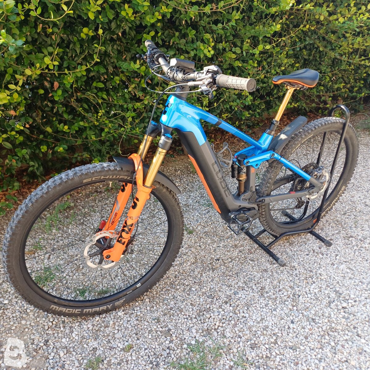 Cube Hybrid 750 action team 2023