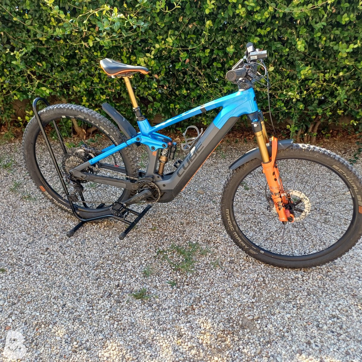 Cube Hybrid 750 action team 2023